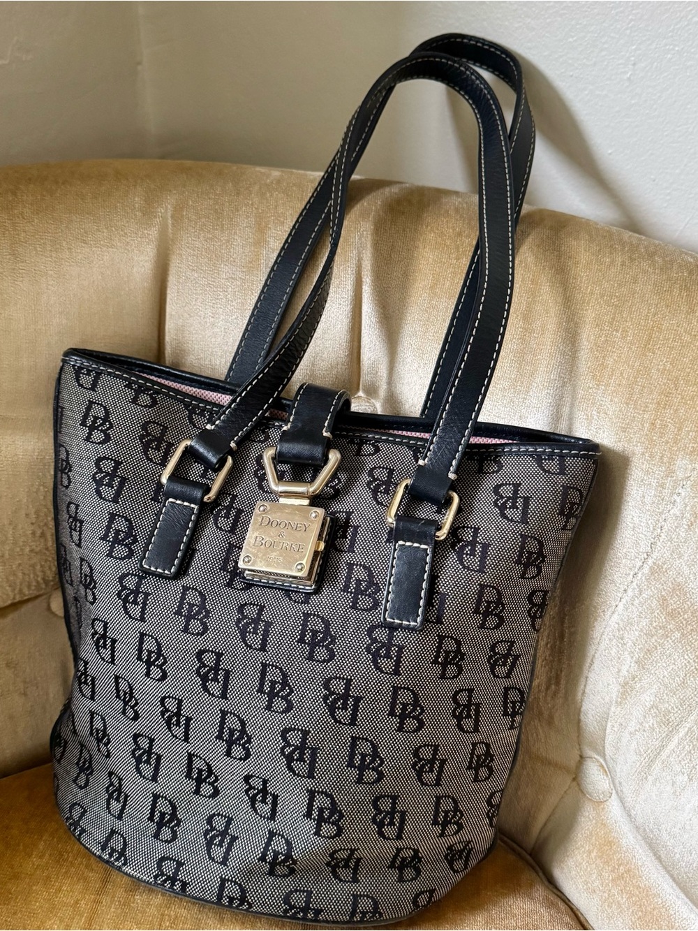 Dooney & Bourke Vintage Signature Bucket Tote Shoulder Bag Silver Hardware Clasp